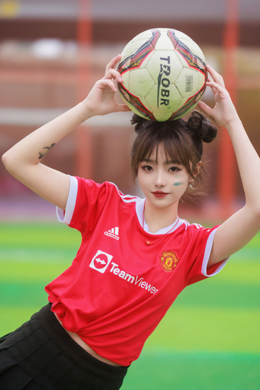 英超2024赛季焦点：C罗短期转会引爆市场，曼城2-0切尔西领跑积分榜